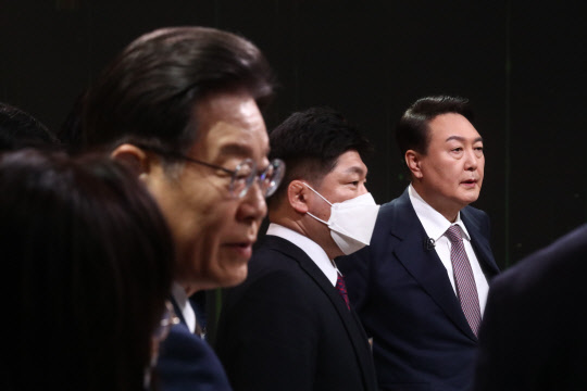 지난 2월3일 이재명(왼쪽) 더불어민주당 대선후보와 윤석열(오른쪽) 국민의힘 대선후보가 서울 여의도 KBS 공개홀에서 열린 방송 3사 합동 초청 '2022 대선후보 토론'에 앞서 준비를 하고 있다. 국회사진기자단·연합뉴스